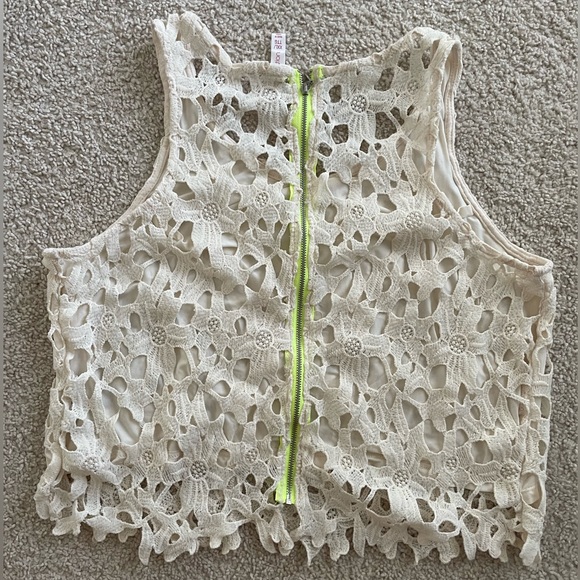 3/$30 Cute crop top - Picture 3 of 4